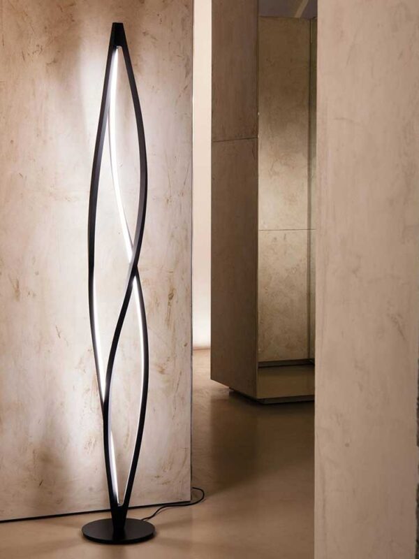 IN THE WIND LAMBADER